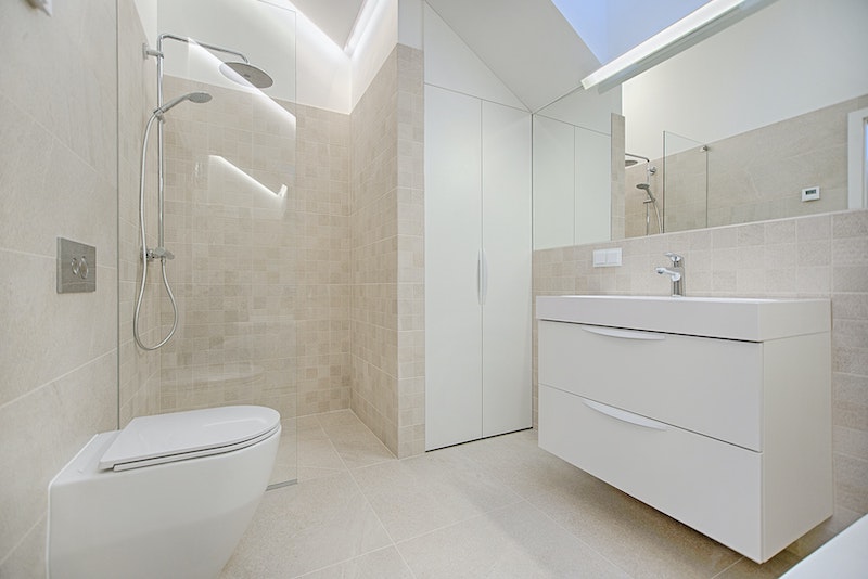 Obtenir un rendu parfait dans sa salle de bain grâce à un receveur de douche moderne