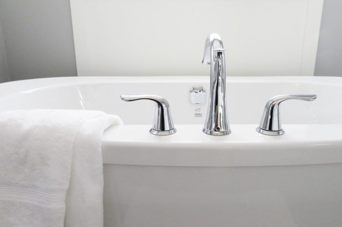 Comment déboucher une baignoire ? Nos 5 astuces pour vous aider à déboucher facilement votre baignoire