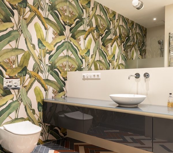 Comment fixer un meuble de salle de bain suspendu ?