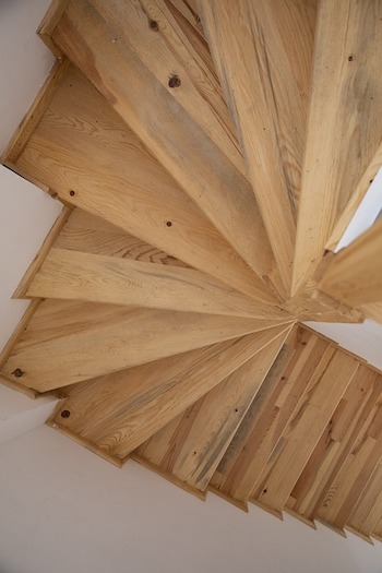 Poncer son escalier en bois pour rénover